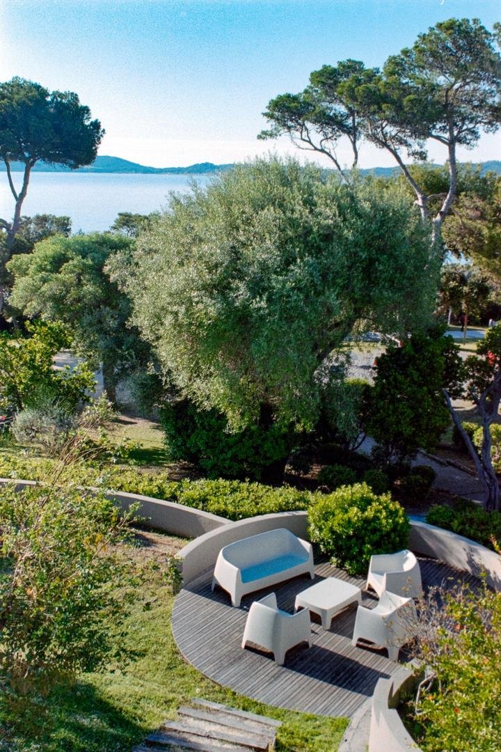 Salon de jardin au bord de la mer